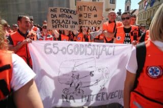 Zagreb: Zaposlenici Hitne službe prosvjeduju ispred zgrade Vlade na Trgu svetog Marka