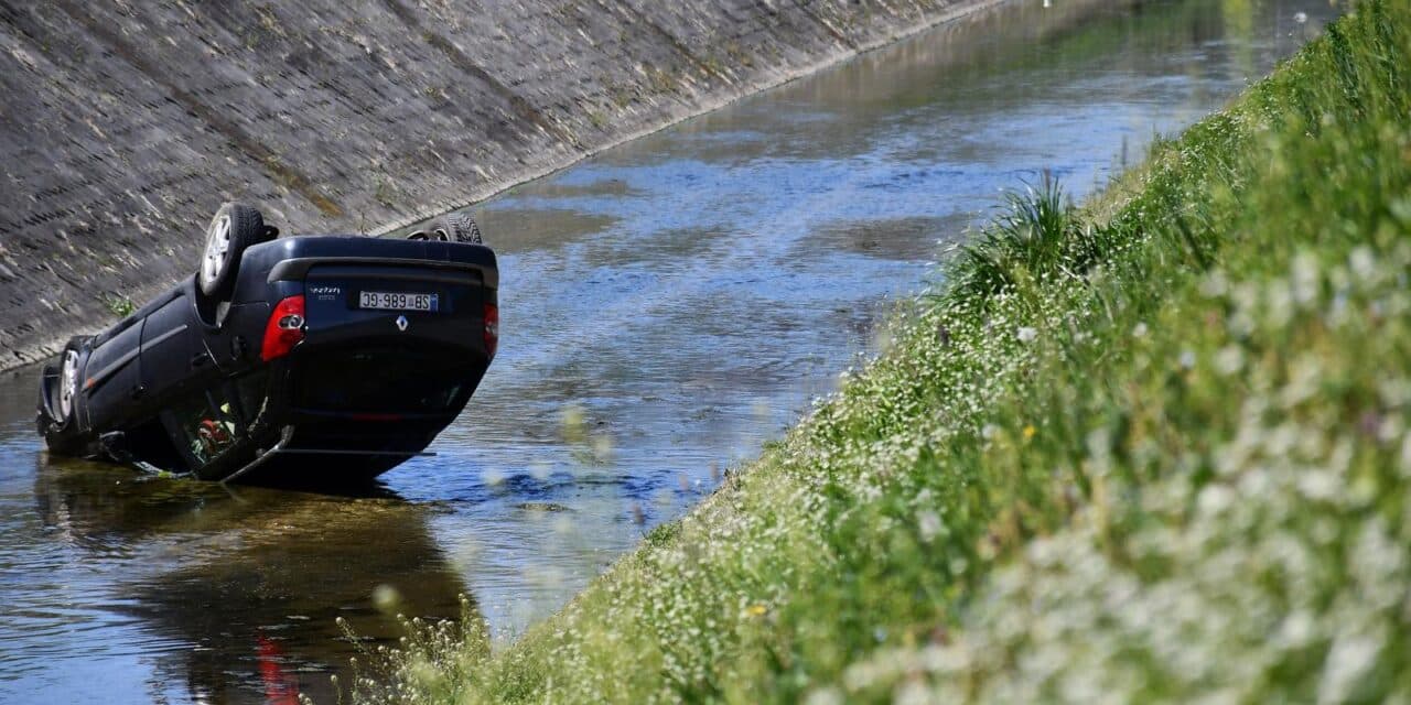 Slavonski Brod: Automobilom sletio u potok Glogovicu i prevrnuo se na krov