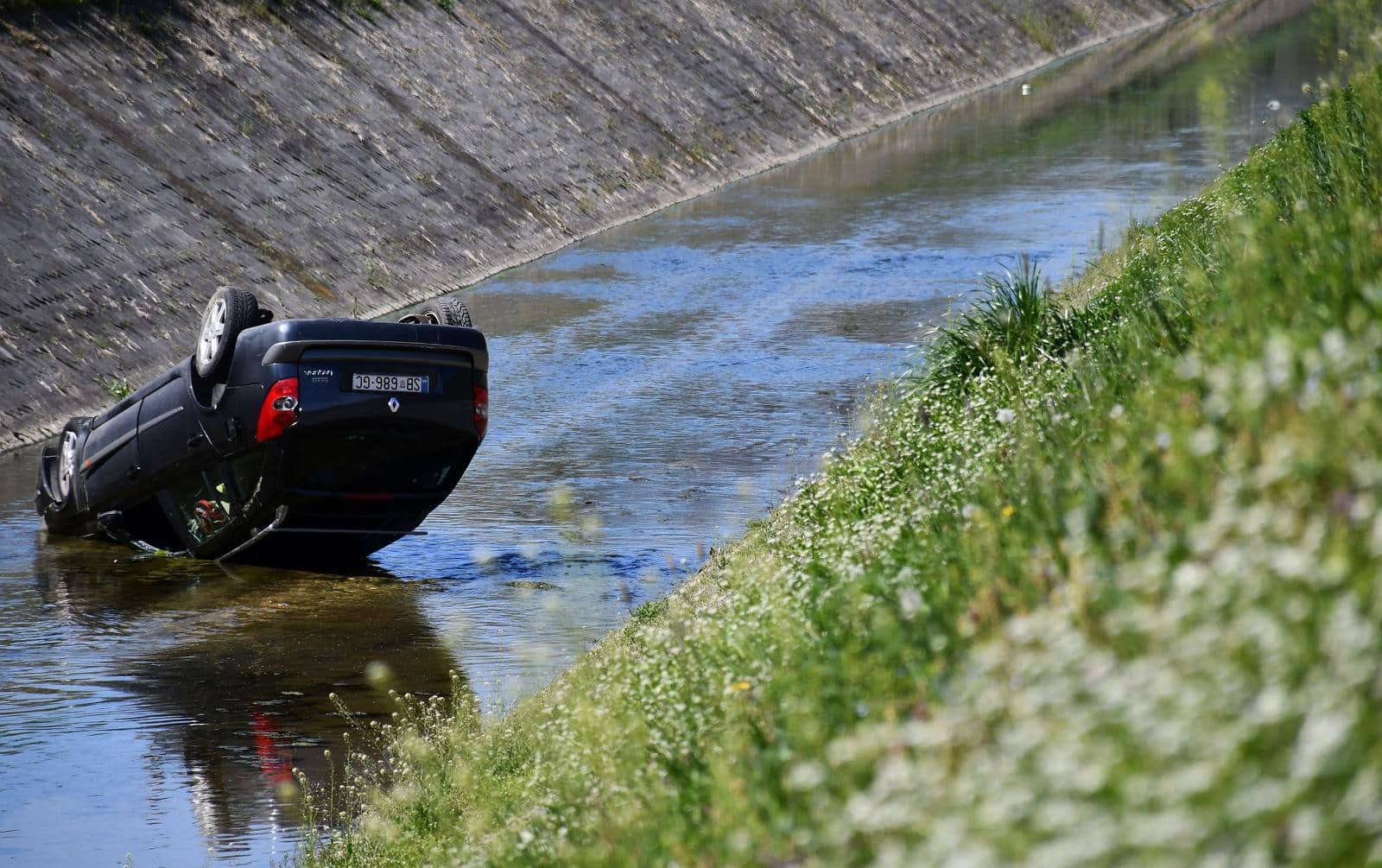 Slavonski Brod: Automobilom sletio u potok Glogovicu i prevrnuo se na krov