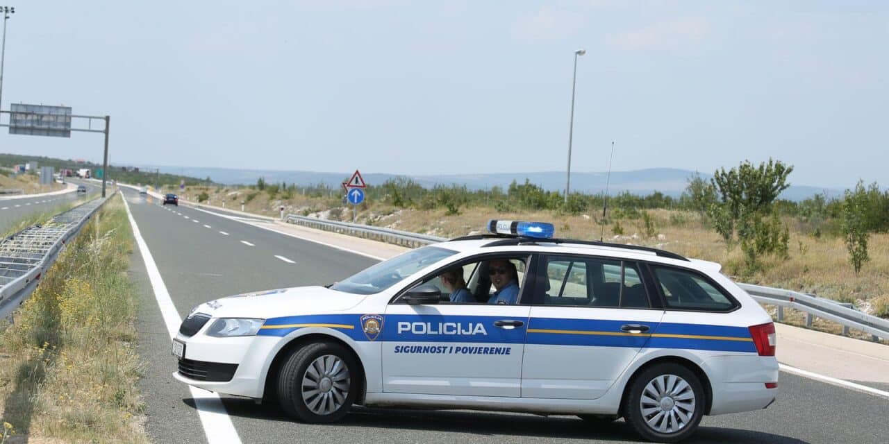 Pirovac: Cisterna s gorivom izletjela s autoceste nakon sudara s teglja?em