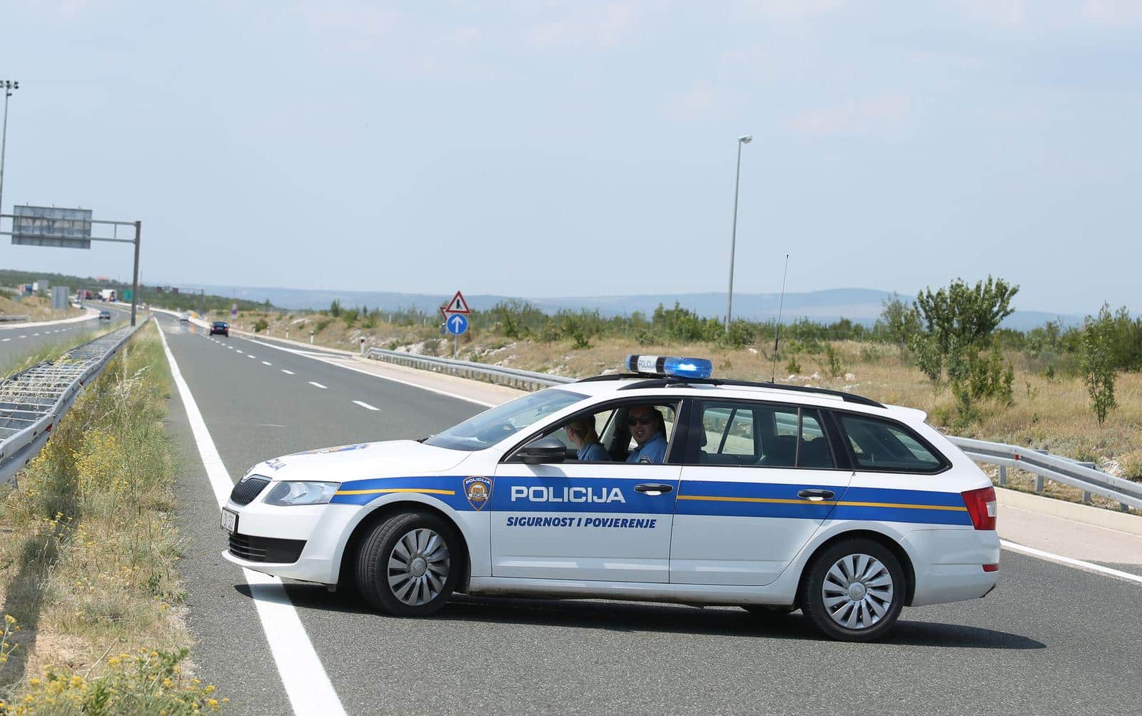 Pirovac: Cisterna s gorivom izletjela s autoceste nakon sudara s teglja?em