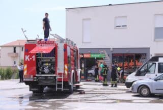 Kaštela: Vatrogasci ugasili požar iznad trgovine Studenac