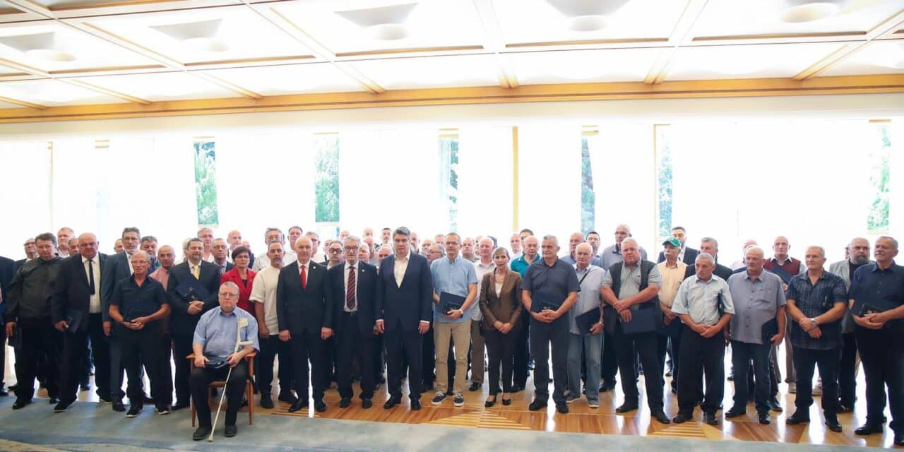 Zagreb: Predsjednik Republike Zoran Milanović odlikovao dobrovoljne darivatelje krvi
