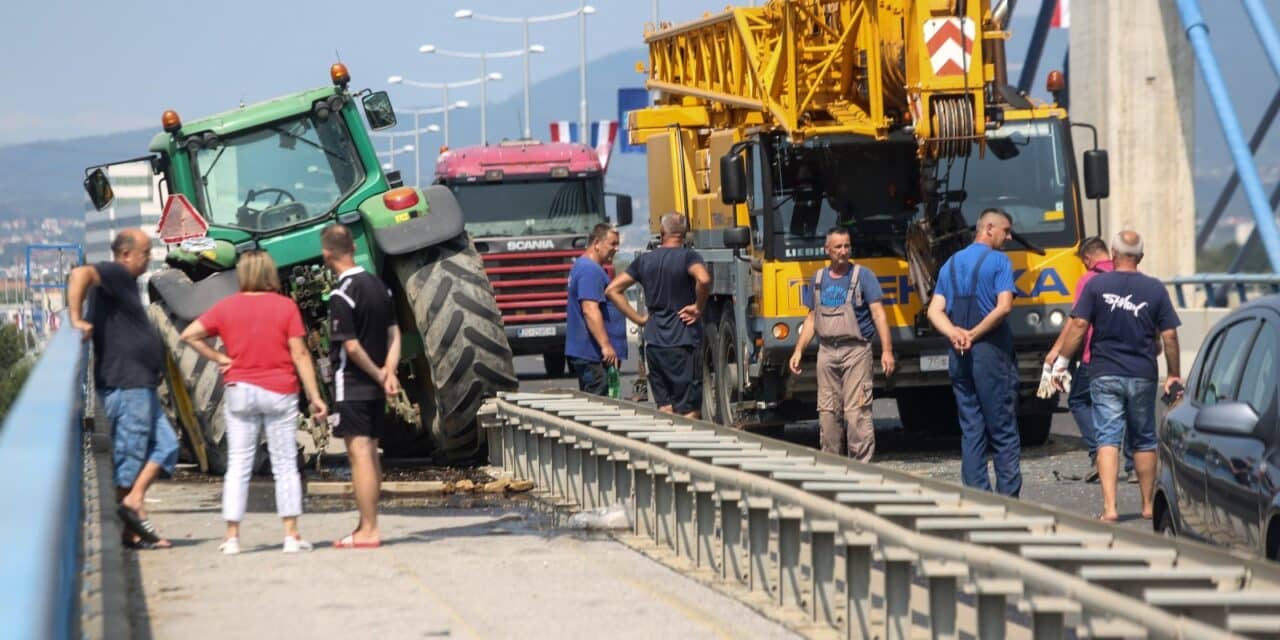 Zagreb: Sudarili se na mostu pa traktor umalo završio u Savi