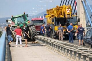 Zagreb: Sudarili se na mostu pa traktor umalo završio u Savi