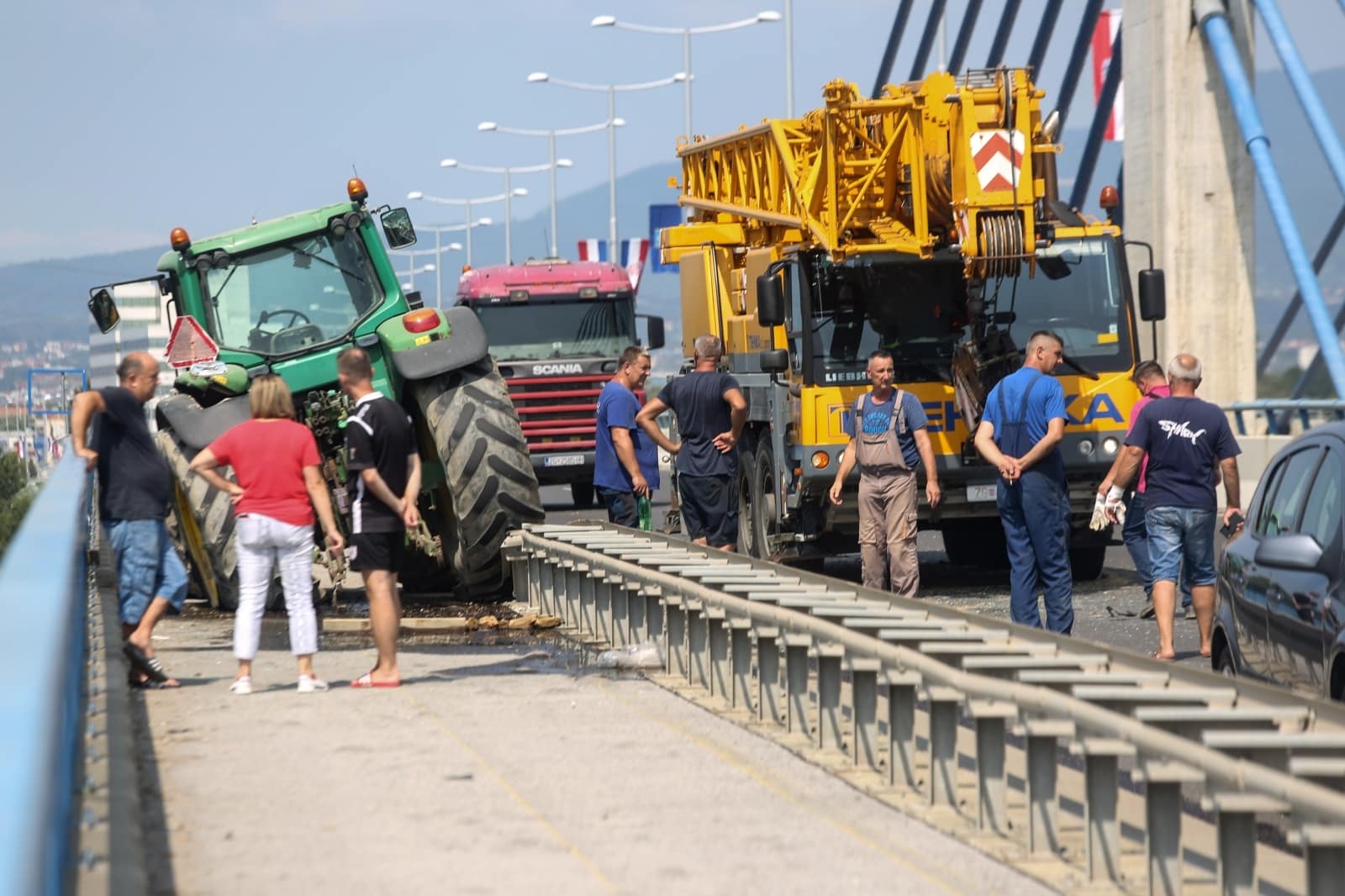 Zagreb: Sudarili se na mostu pa traktor umalo završio u Savi