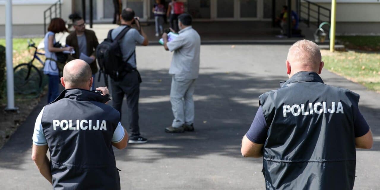 Drama ispred Osnovne škole Krapinske Toplice i dalje se nastavlja, stigla policija i župan