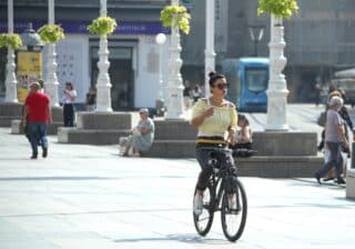 Zagreb: Građani uživaju u toplom poslijepodnevu