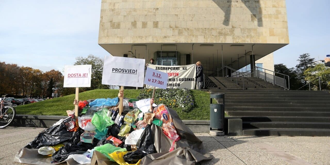 Zagreb: Performans Zelene akcije zbog poskupljenja odvoza otpada