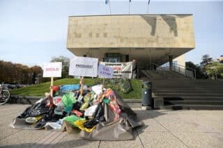 Zagreb: Performans Zelene akcije zbog poskupljenja odvoza otpada