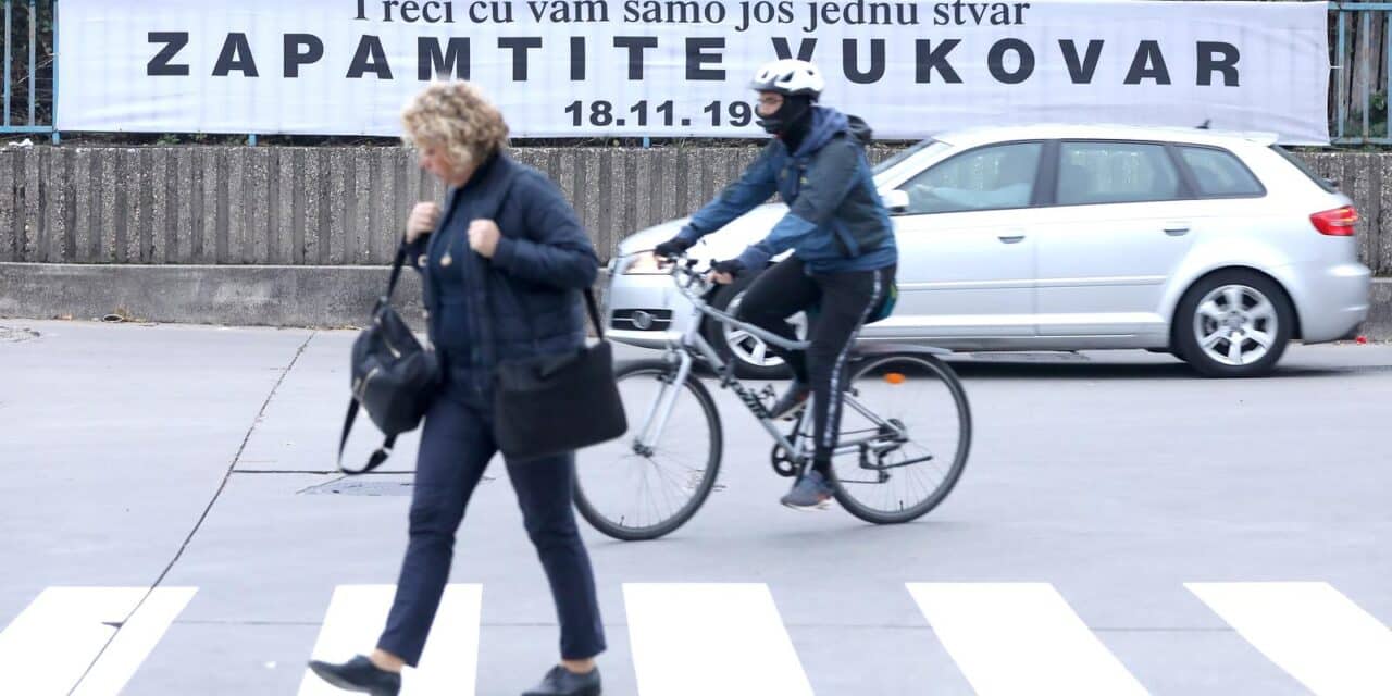Zagreb: Plakat s natpisom “Zapamtite Vukovar!”