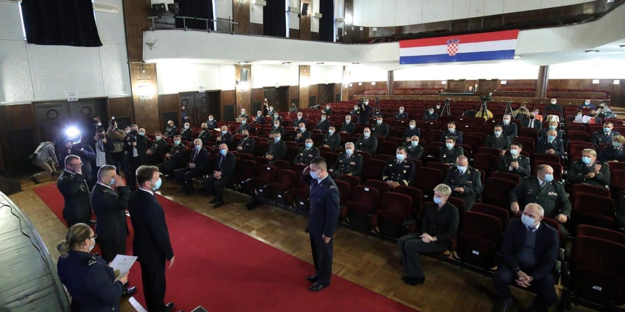 Zagreb: Ministar Banožić uručio vojna priznanja povodom Dana HRZ-a