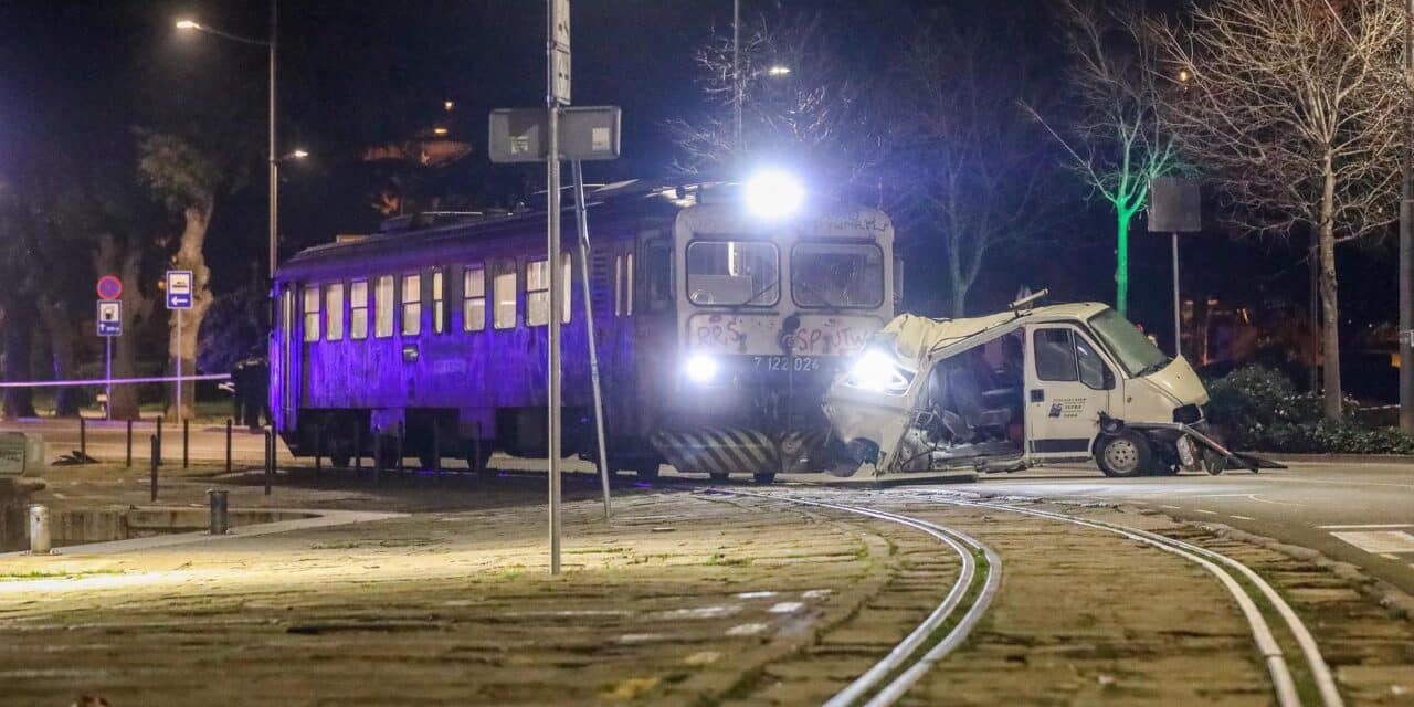 Pula: Vlak na rivi naletio na kombi pa ga gurao više stotina metara