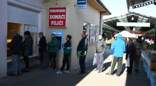 Bjelovar: Građani koji pune kućne zalihe stvorili veliki red ispred mesnice
