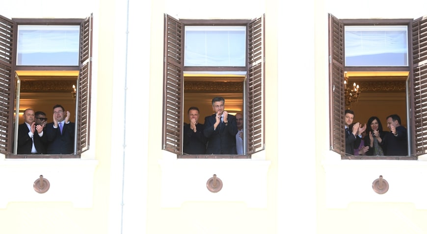 I članovi Vlade RH pljeskom zahvalili svima koji pomažu u borbi protiv koronavirusa