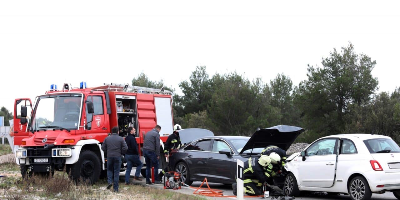 Nedaleko Šibenika u sudaru dva automobila jedna osoba prevezena u bolnicu