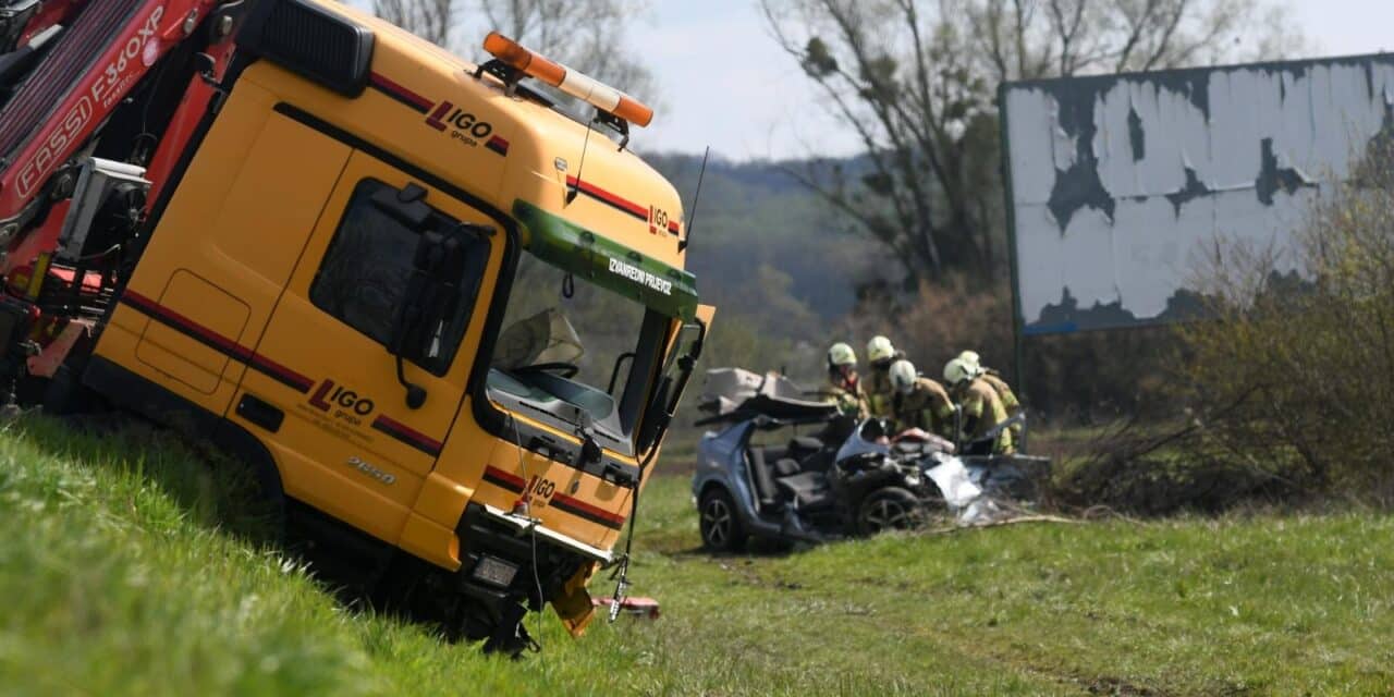 U prometnoj nesreći kod Bjelovara poginule su dvije osobe, sudarili su se automobil i kamion