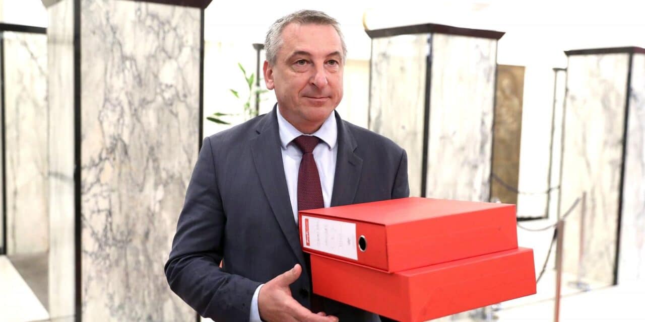 Zagreb: Predrag Štromar s kolegama predao listu za parlamentarne izbore