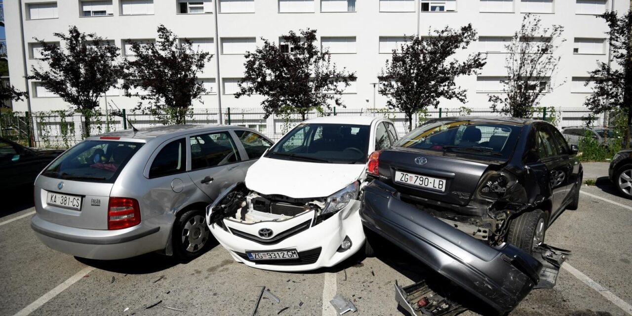 Zagreb: U sudaru dva automobila oštećena su i parkirana vozila uz cestu