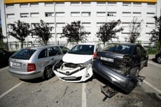 Zagreb: U sudaru dva automobila oštećena su i parkirana vozila uz cestu