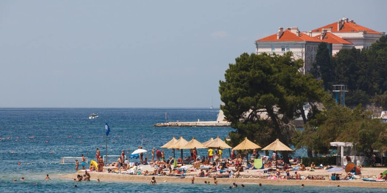 Turisti na plažama u Zadru