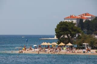 Turisti na plažama u Zadru