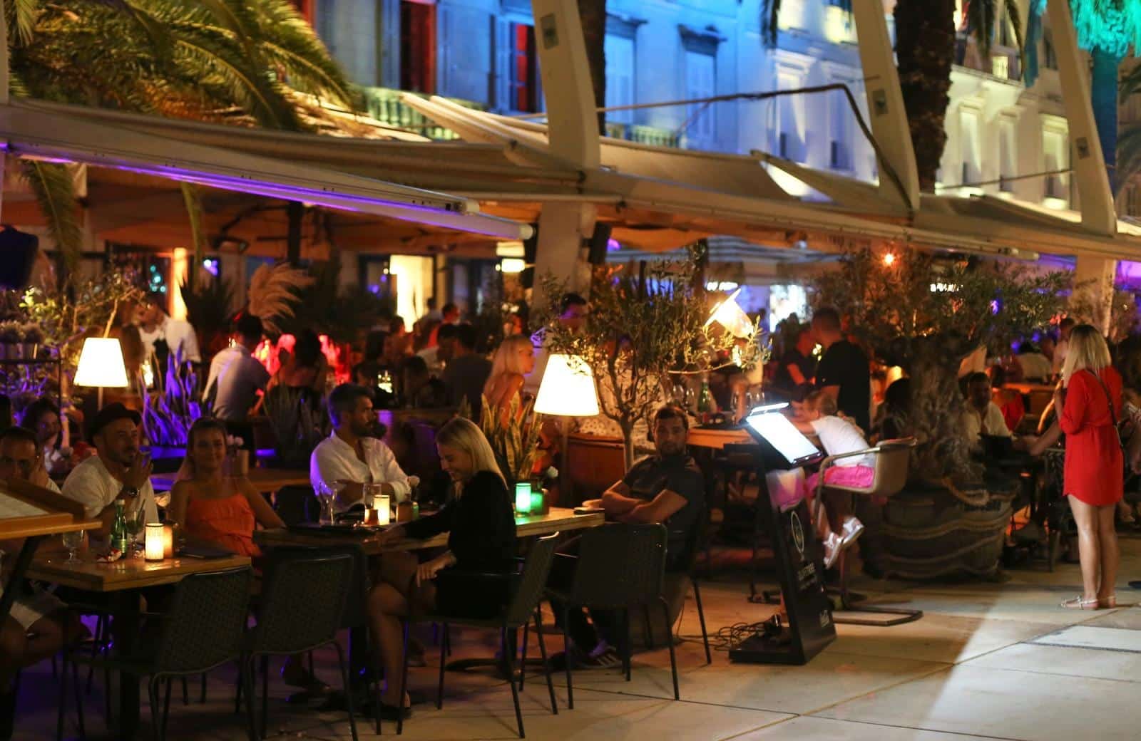 Noćni život na splitskoj rivi u vrhuncu turističke sezone