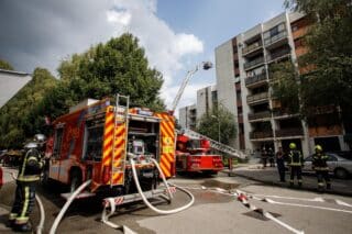 Zagreb: U Prečkom izbio požar u stambenoj zgradi koji se proširio na gornje katove
