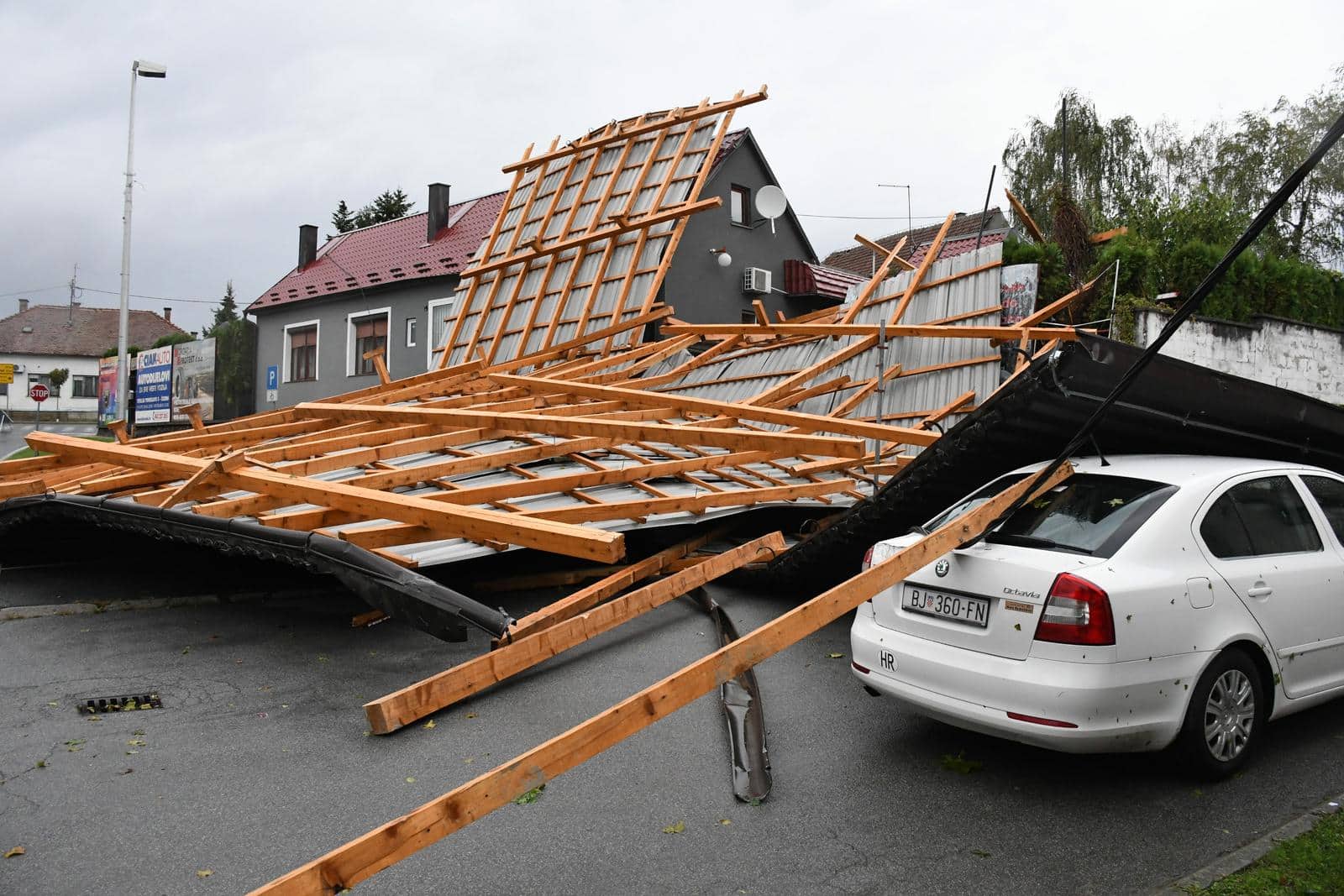 Čazma: Pet automobila oštećeno je kada je na njih pao krov
