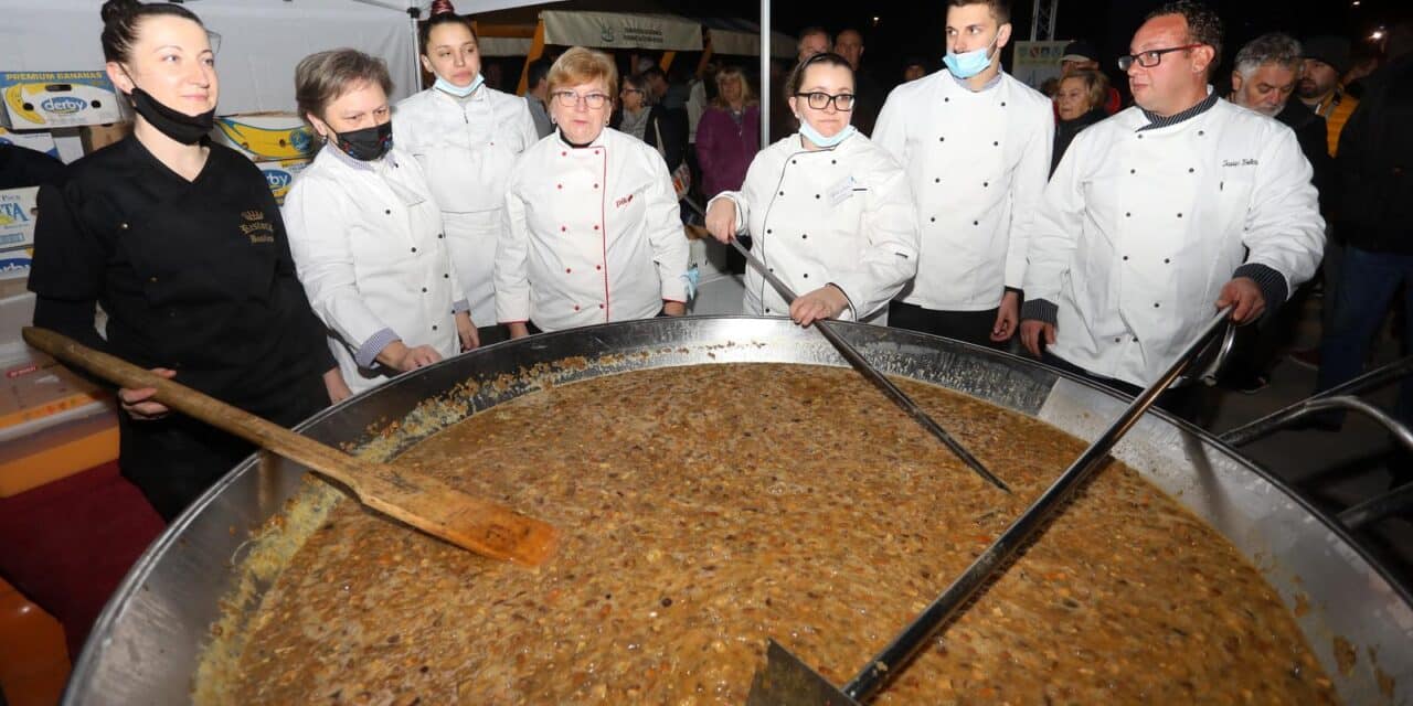 Duga Resa: Za građane pripremljen omlet s gljivama od 1500 jaja i 65 kilograma gljiva