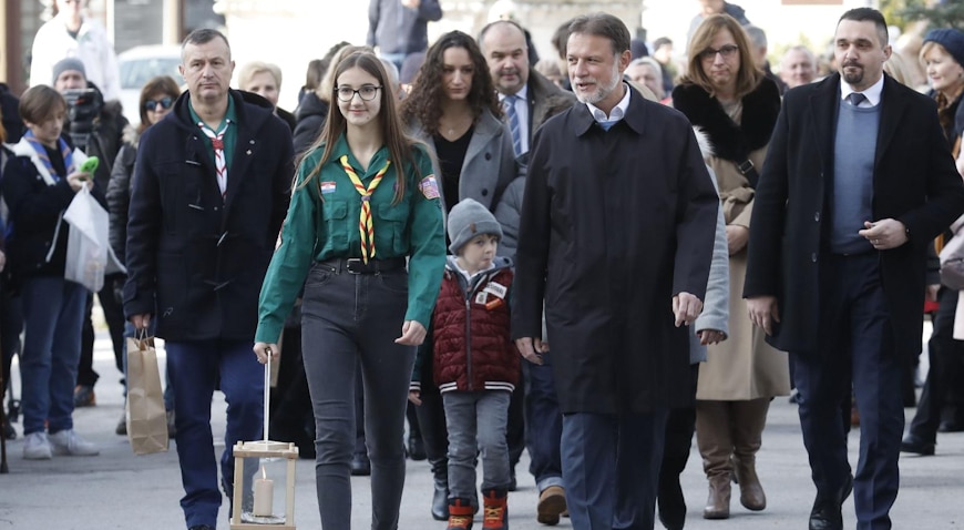 Zagreb: Unošenje Betlehemskog svjetla mira u katedralu