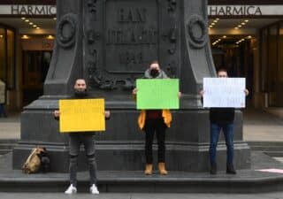 Zagreb: Prijatelji na glavnom Trgu s porukama protiv korone, ali za obitelj