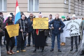 Zagreb: Policija i prosvjednici okupljaju se na Markovom trgu