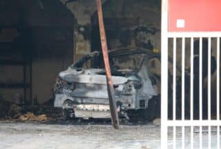 Zagreb: Policijski očevid na Ferenščici gdje je u garaži izgorio osobni automobil