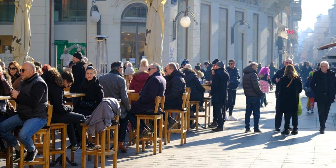 Zagreb: Toplu i sunčanu nedjelju građani su proveli u ispijanju kave na Cvjetnom trgu