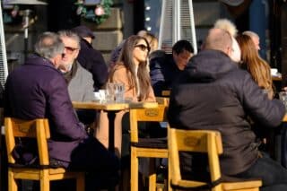 Zagreb: Toplu i sunčanu nedjelju građani su proveli u ispijanju kave na Cvjetnom trgu