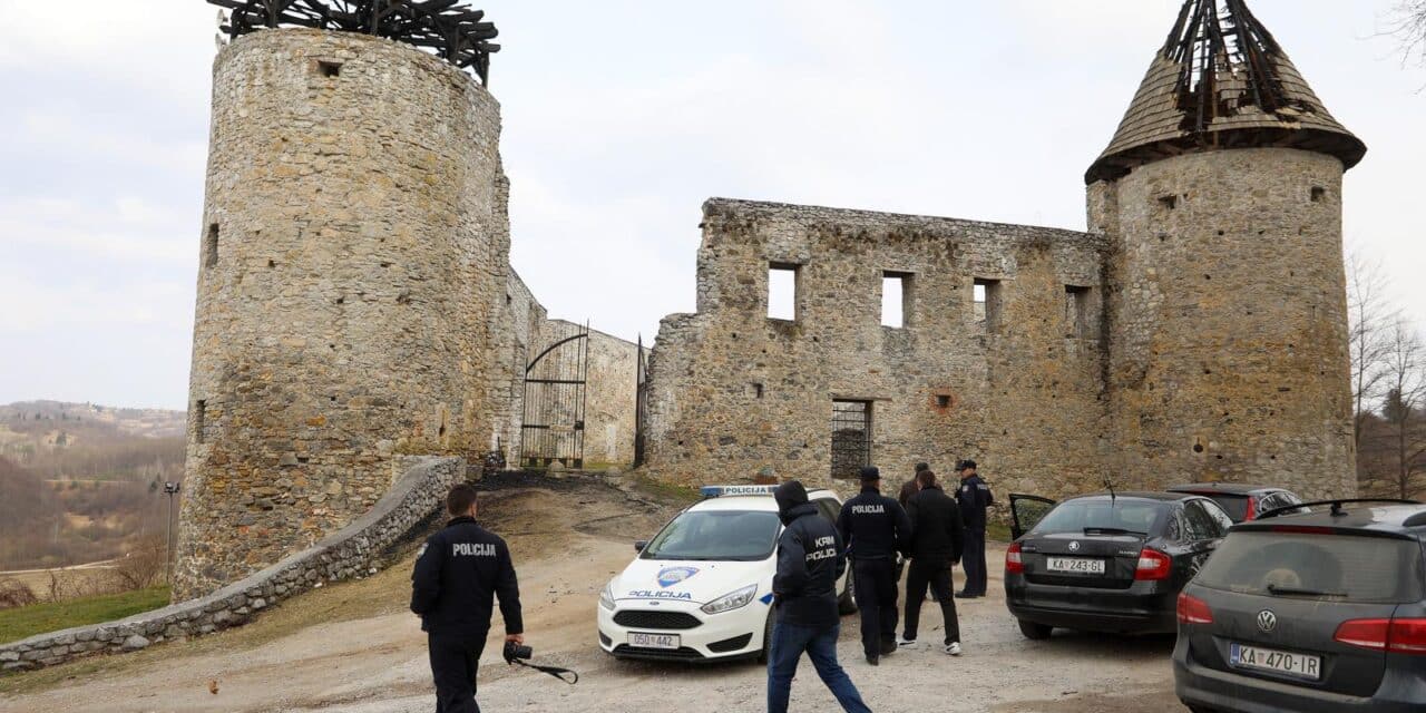 Izgorjelo krovište dvorca iz 14. stoljeća kod Karlovca