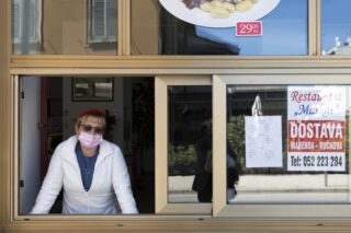 Pula: U restoranu Markat građani s prozora preuzimaju ručak