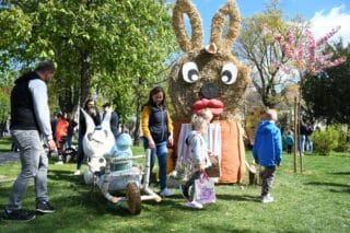 Bjelovar: Nekoliko tisuća djece i roditelja tražilo 4.000 sakrivenih čokoladnih pisanica