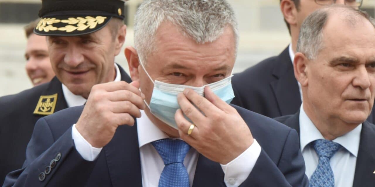 Split: Mijnistar Horvat imao je malih problema sa stavljanjem zaštitne maske