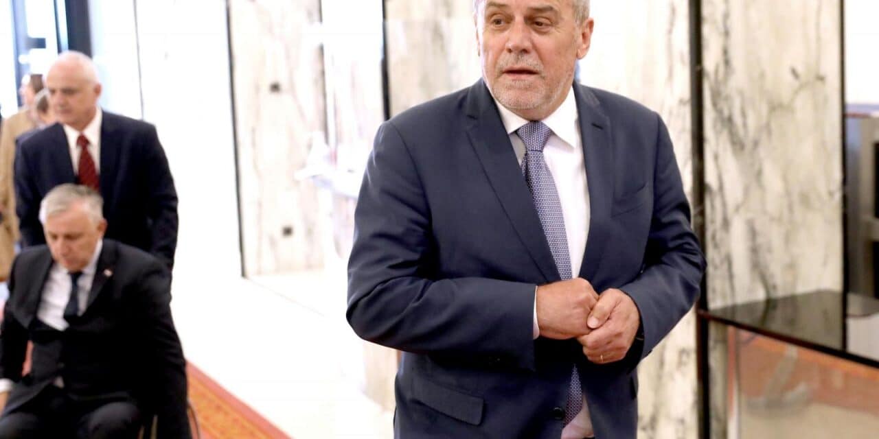Zagreb: Milan Bandić predao liste za parlamentarne izbore