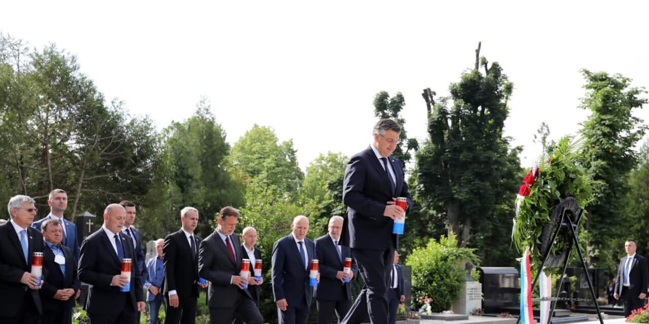 HDZ položio vijence na grob prvoga hrvatskog predsjednika dr. Franje Tuđmana