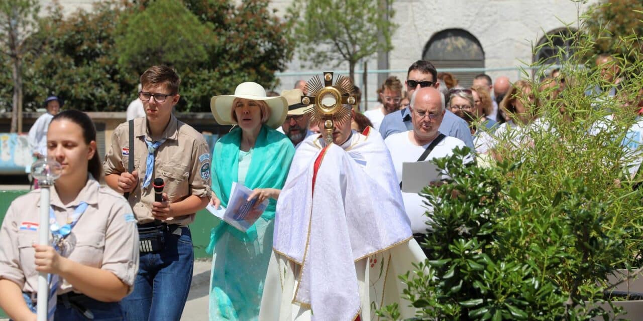 Blagdan je Tijelova, misno slavlje i procesija u Rijeci