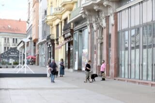 Zagreb: Na sjevernoj strani trga zatvorene sve kavane