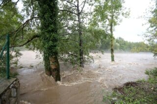 Obilna kiša izazvala je podizanje vodostaja rijeke Kupe i njenih pritoka koji su poplavili prometnice, kuće i vrtove