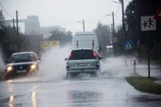 Dijelovi ceste Sisak-Petrinja pod vodom zbog obilne kiše