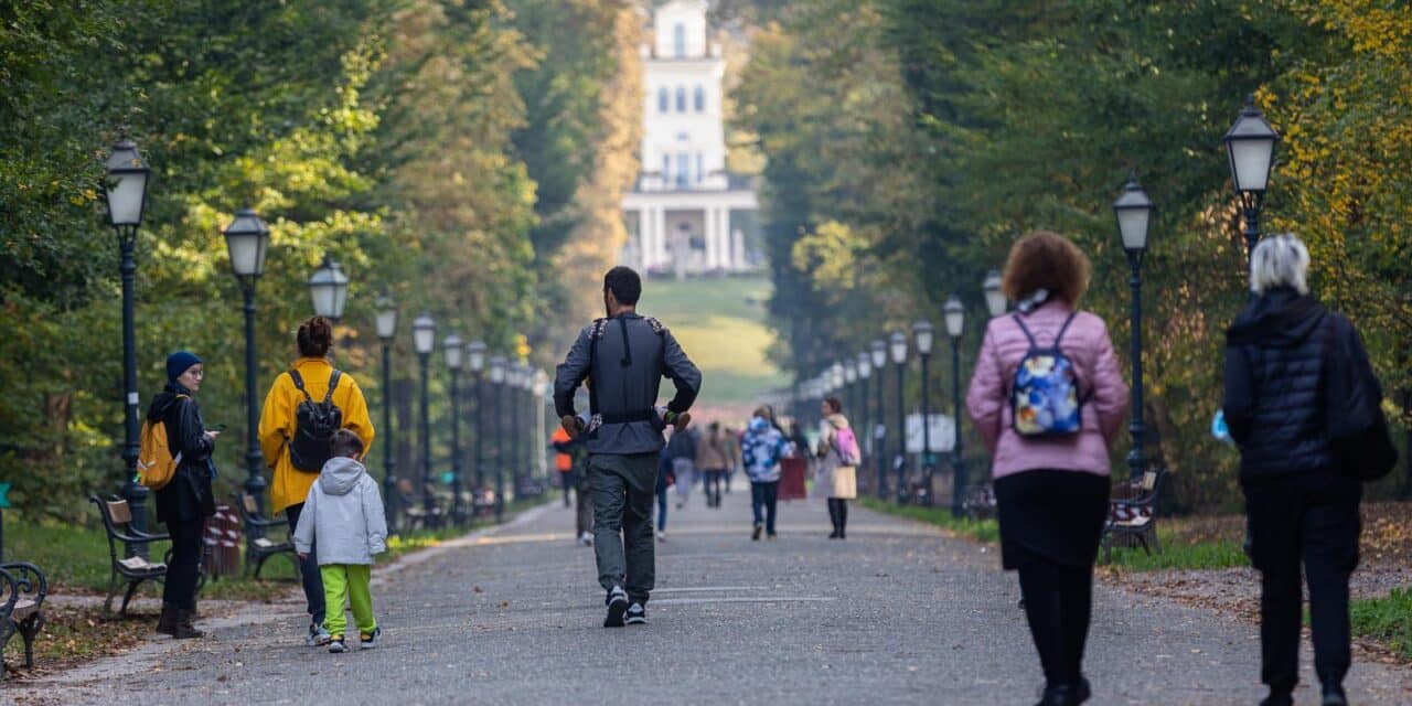 Zagreb: Sunčan dan privukao brojne šetače i rekreativce u park Maksimir