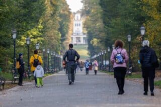 Zagreb: Sunčan dan privukao brojne šetače i rekreativce u park Maksimir