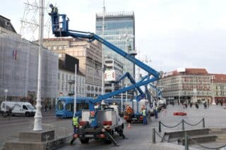 Zagreb: Na Trgu bana Jelačića počelo je postavljanje bozićnih ukrasa