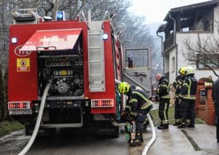 Zagreb: Vatrogasci gase požar obiteljske kuće u naselju Dankovec